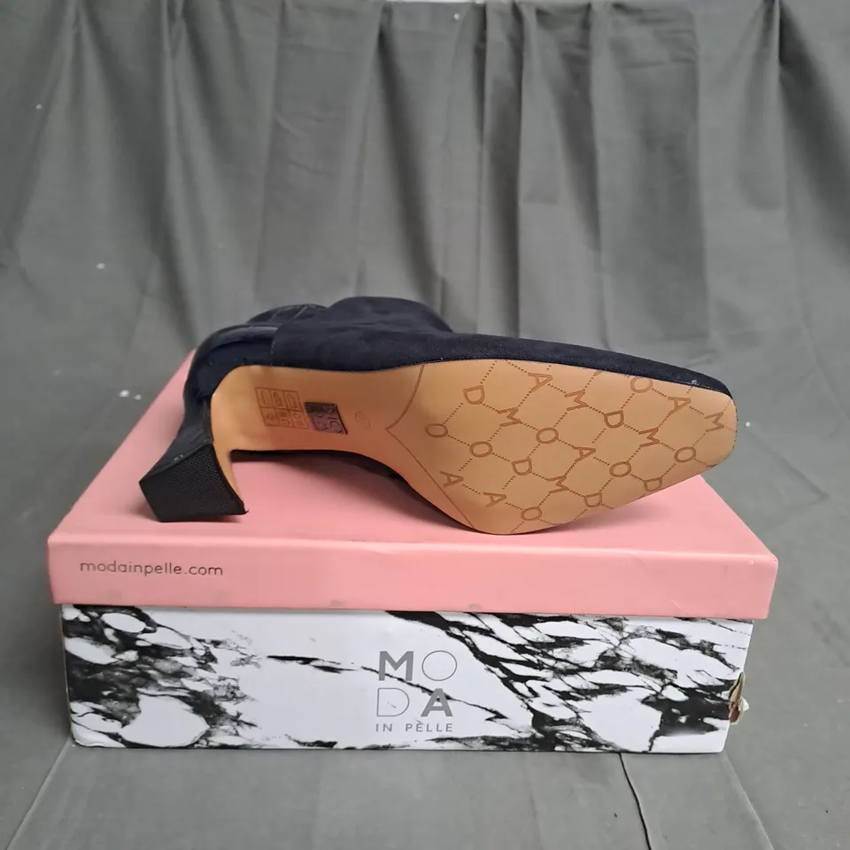 BOXED MODA IN PELLE KATRIONA SWOOSH HEEL BOOT NAVY BLUE SIZE 6