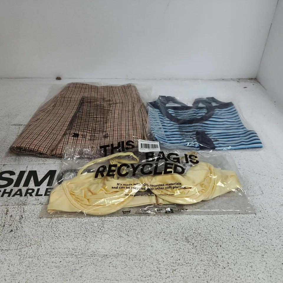 BOX OF APPROXIMATELY 25 ASSORTED CLOTHING ITEMS TO INCLUDE PLEATED MINI SKIRT ETC
