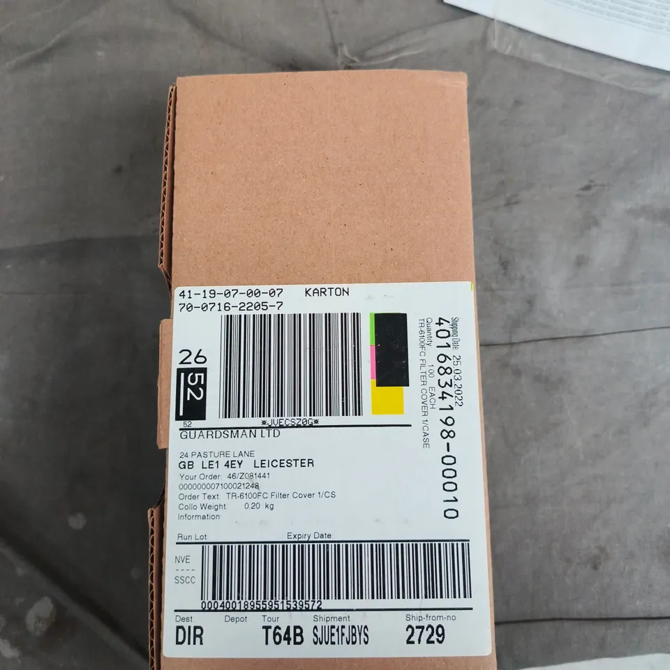 APPROXIMATELY 15 ASSORTED ITEMS TO INCLUDE HIGH VISIBILITY GARMENTS, FILTER COVER.