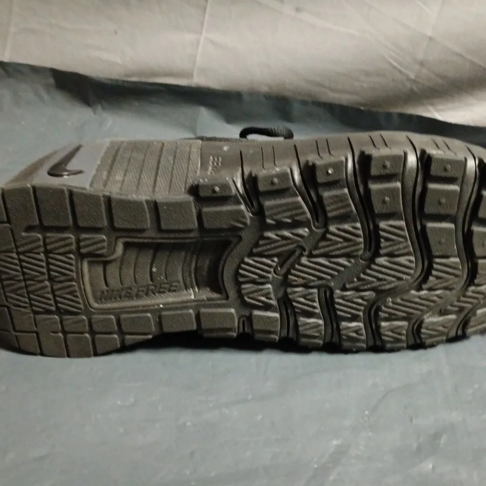 UNBOXED PAIR OF NIKE RUNNING SHOES - UK SIZE 9