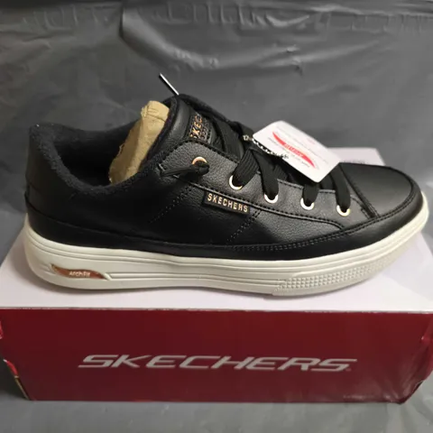 BOXED PAIR OF SKECHER TRAINERS - UK SIZE 5