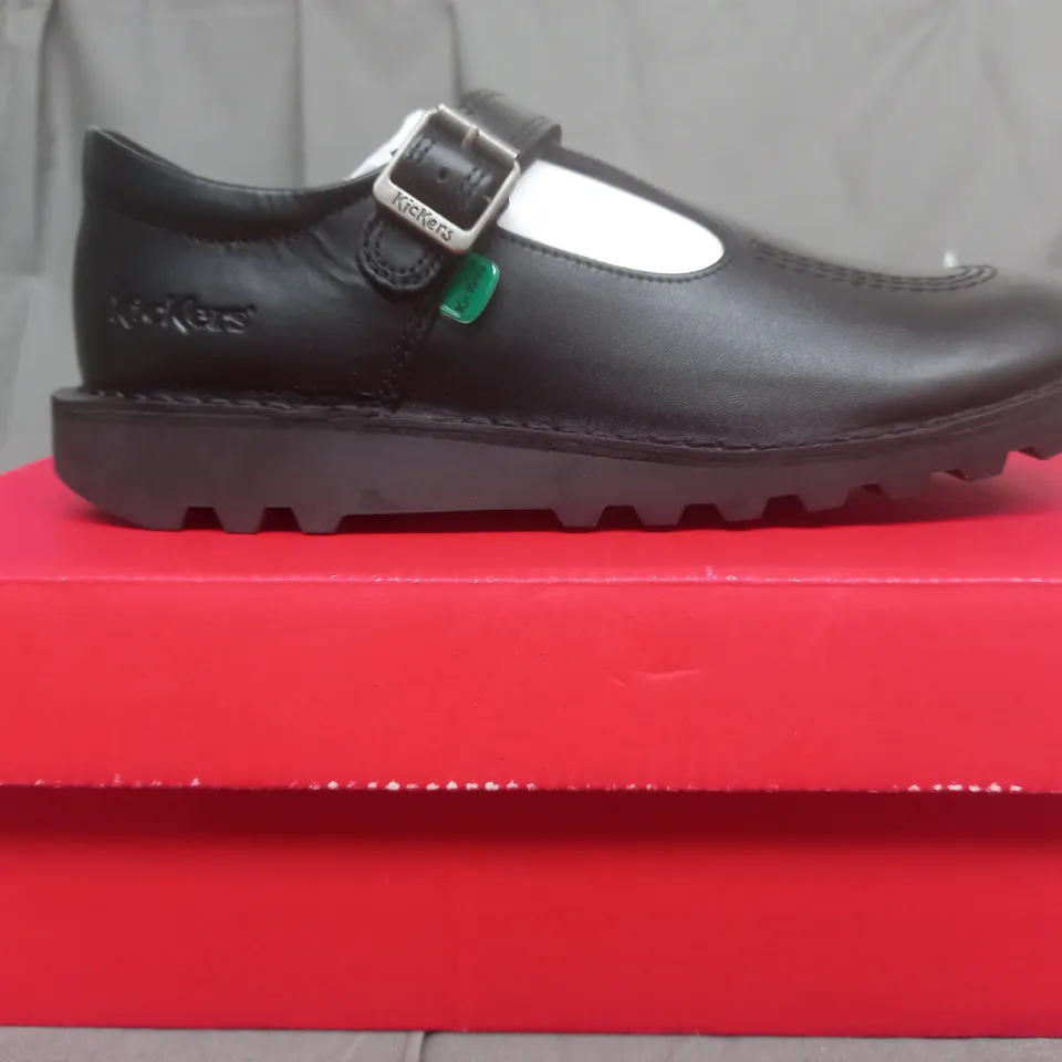 BOXED PAIR OF KICKERS KIDS SCHOOL SHOES IN BLACK EU SIZE 39 
