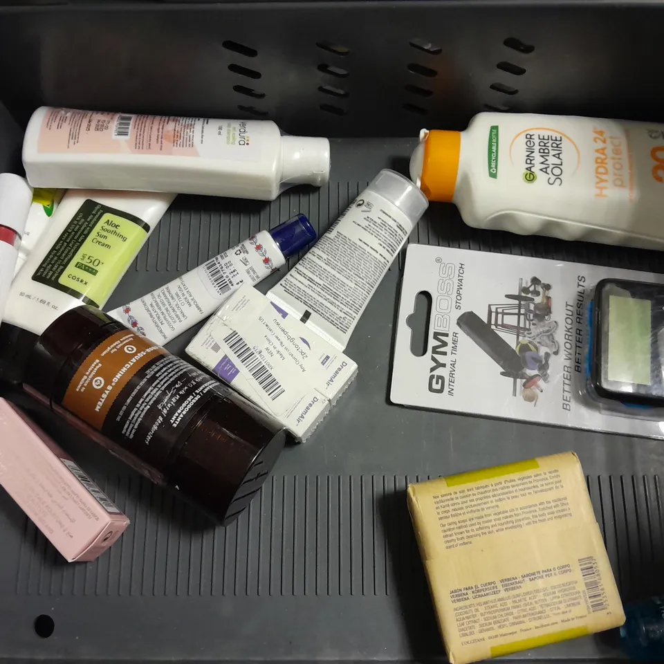 LOT OF ASSORTED HEALTH AND BEAUTY ITEMS TO INCLUDE TRESEMME SHAMPOO, CLINIQUE FACIAL SOAP AND BODY SHOP SHOWER GEL