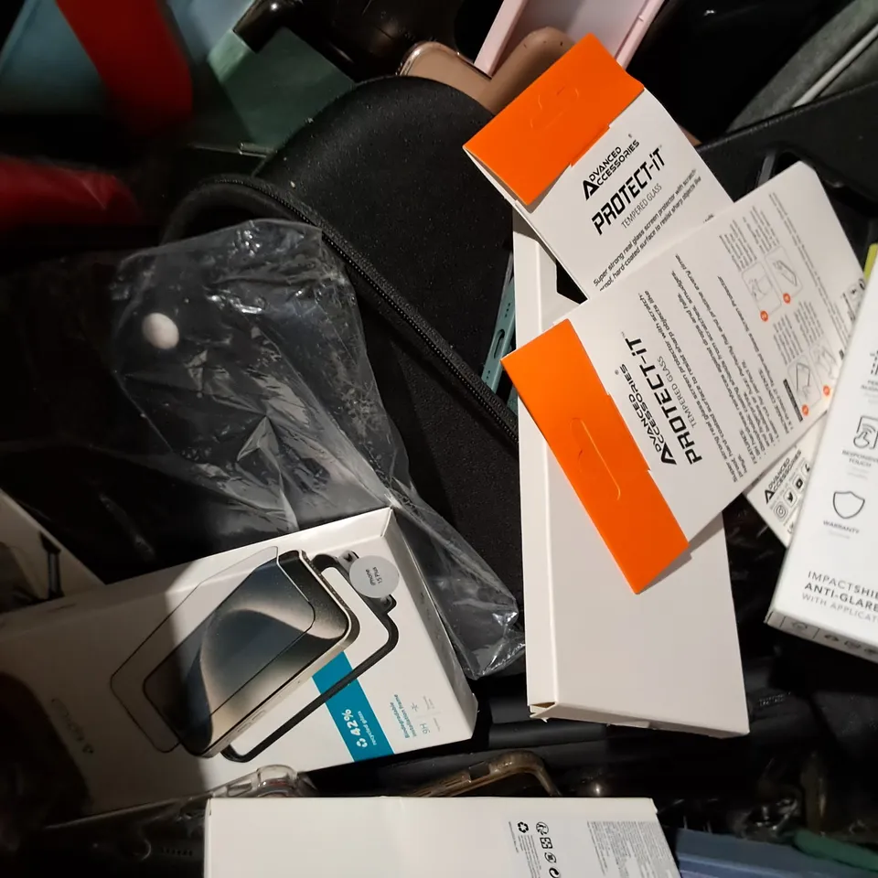 PALLET CONTAINING LARGE QUANTITY OF PHONE & TABLET ACCESSORIES IN VARIOUS SIZES & COLOURS 