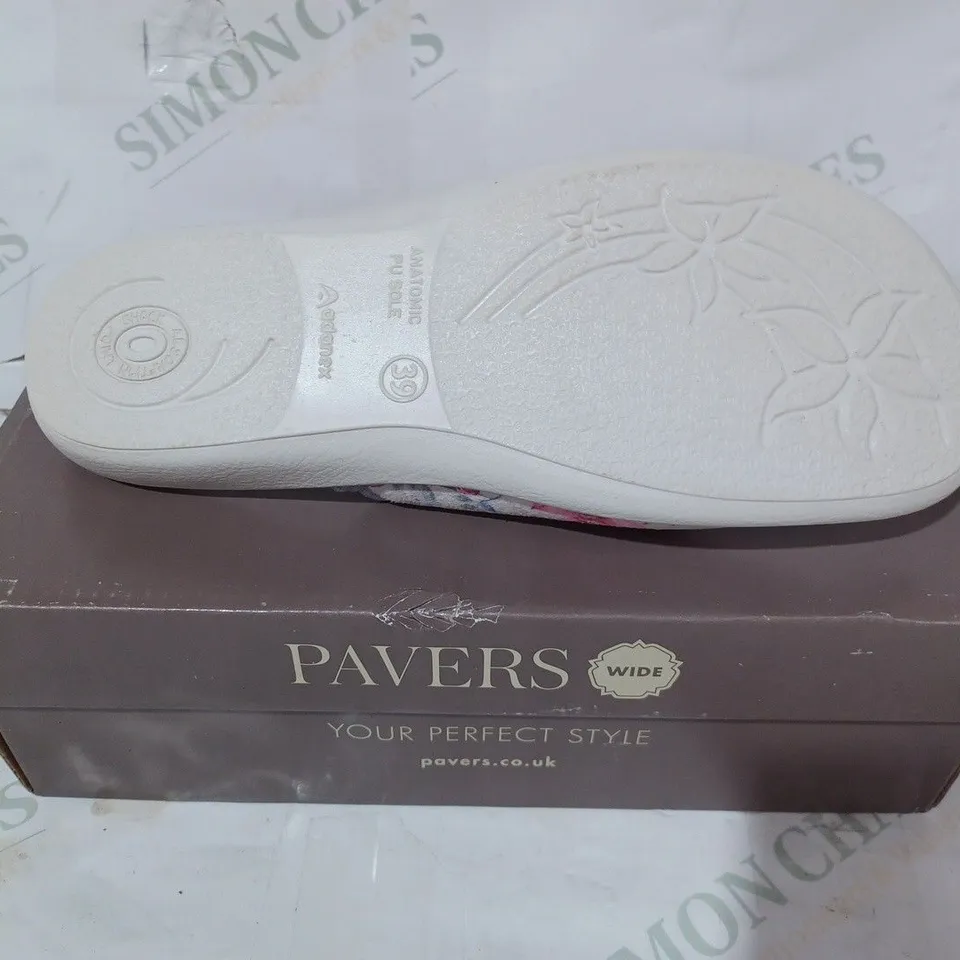 BOXED PAIR OF PAVERS OPEN TOE FABRIC SANDALS IN GREY W. FLORAL DESIGN EU SIZE 39