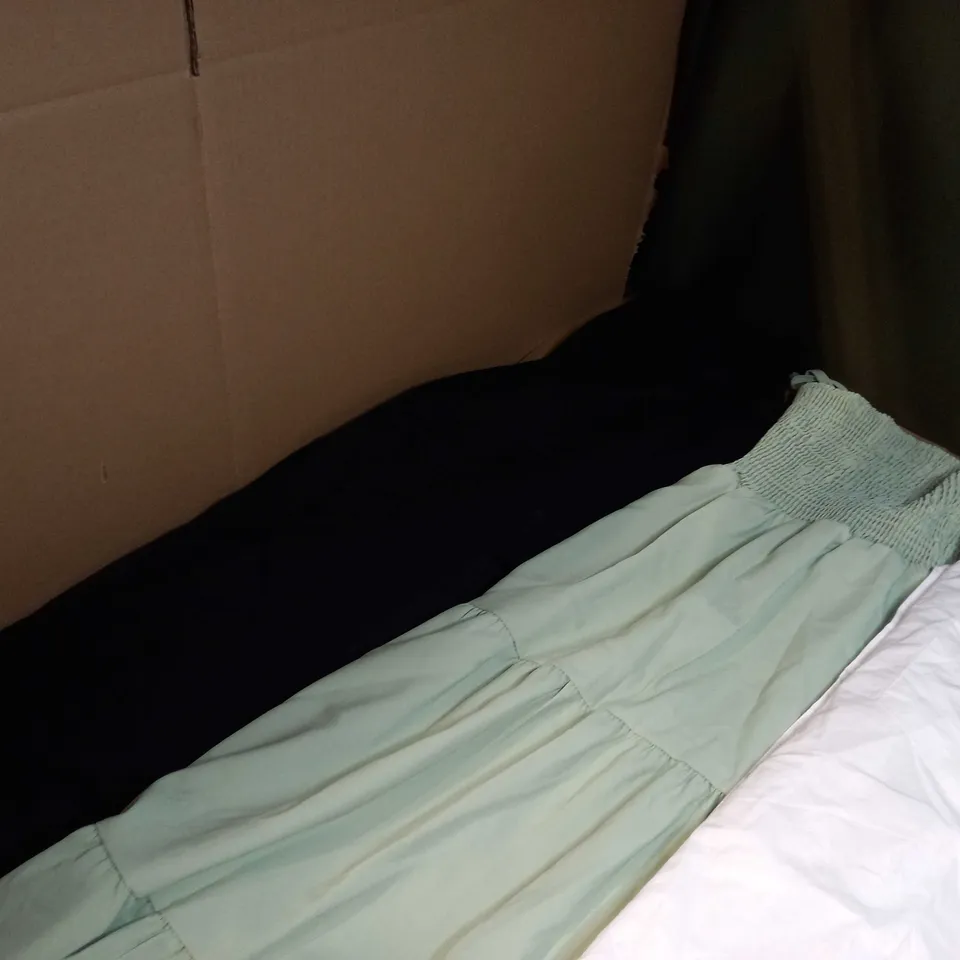 LOT OF APPROX 25 ASSORTED CLOTHING ITEMS VARYING IN SIZE/COLOUR/STYLE TO INCLUDE: TROUSERS, TOPS, DRESSES