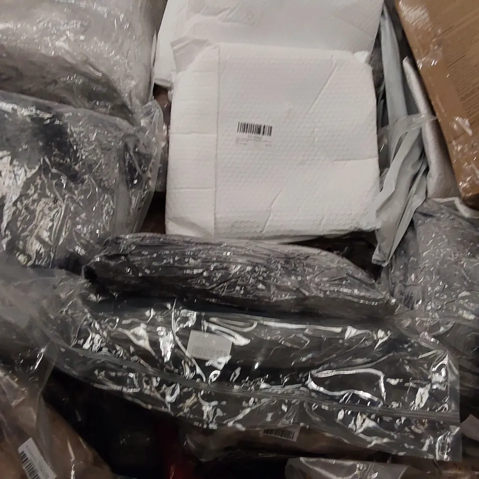 PALLET OF ASSORTED ITEMS INCLUDING: MATTRESS TOPPER, ALUMINIUM CLOTH, SHOPPING BAGS, CLOTHES RACK, SOFT RUG