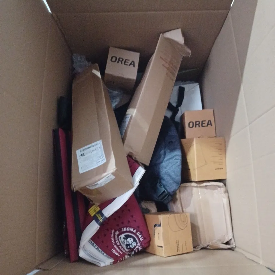 BOX OF APPROXIMATELY 20 ASSORTED HOUSEHOLD ITEMS INCLUDING OREA FILTERS , ELBOW GREASE RUBBER CLOTHES AND COLOUR CHANGING CUPS