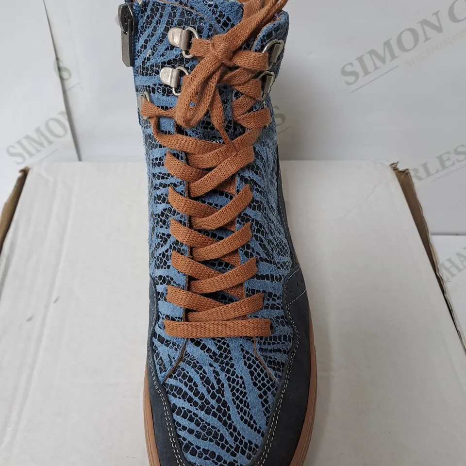 BOXED BLUE ZEBRA PRINT BOOTS SIZE 5