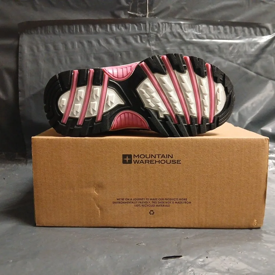 BOXED PAIR OF MOUNTAIN WAREHOUSE COMET JUNIOR WATERPROOF FLEECE LINED SNOW BOOTS IN PINK/NAVY SIZE UK 10