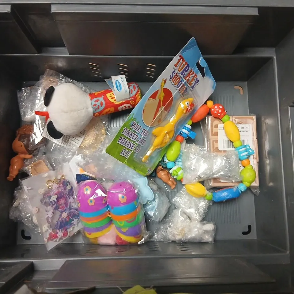 LARGE QUANTITY OF ASSORTED TOYS AND ACCESSORIES TO INCLUDE; TURKEY SHOOTERS, LIGHT SABERS, BOOMERANG HOVER