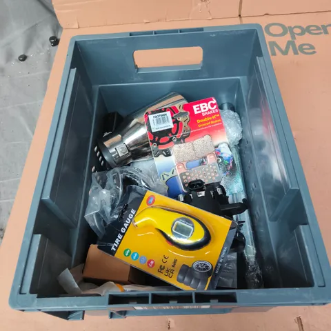 TOTE OF APPROXIMATELY 8 ASSORTED AUTO PARTS TO INCLUDE: HANDHELD AIR COMPRESSOR