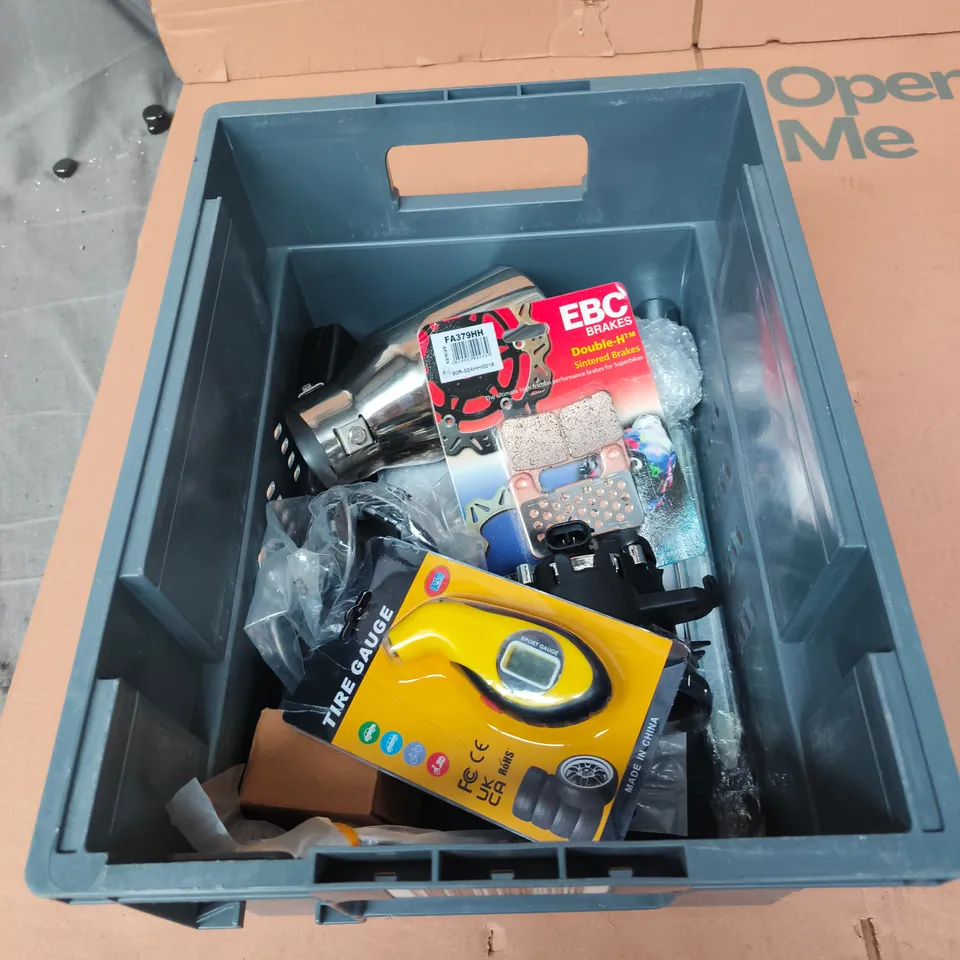 TOTE OF APPROXIMATELY 8 ASSORTED AUTO PARTS TO INCLUDE: HANDHELD AIR COMPRESSOR