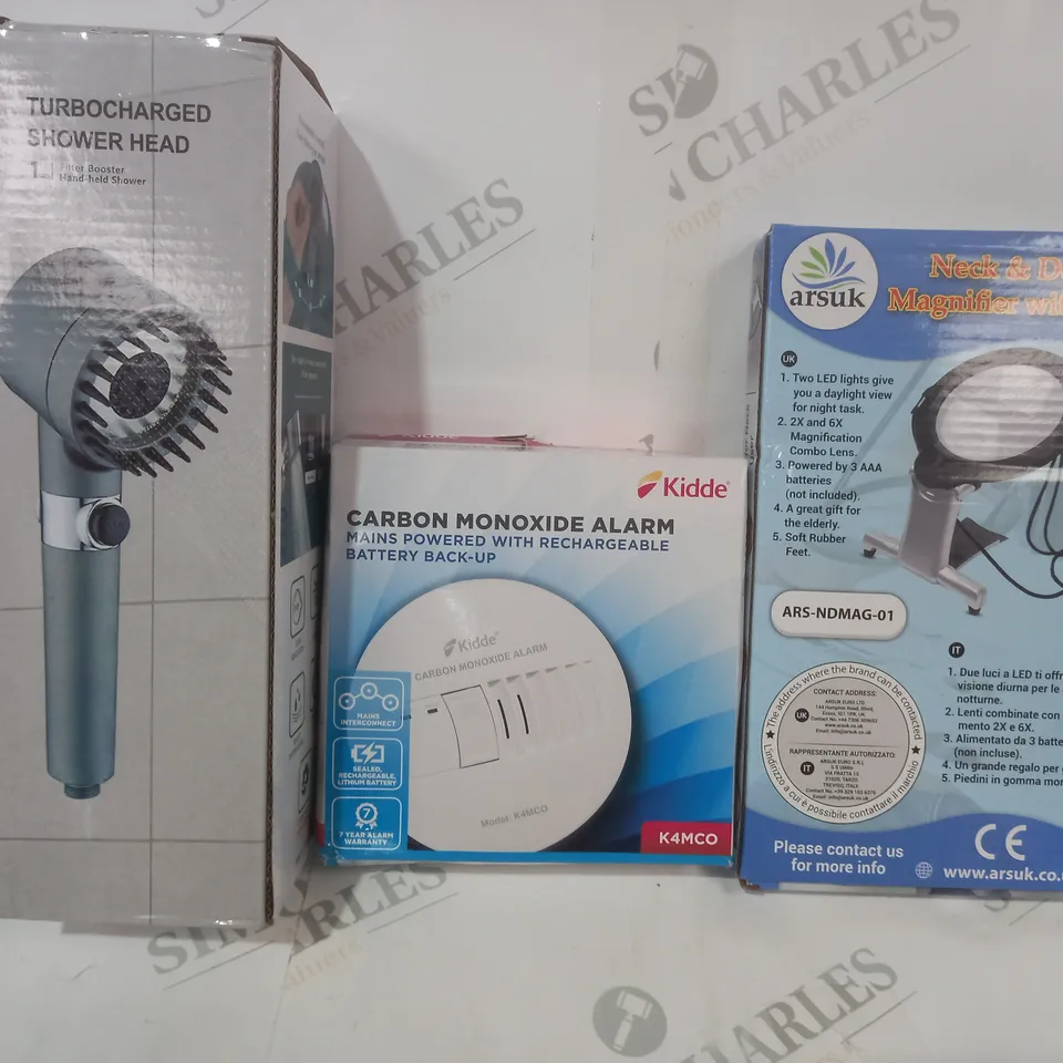 BOX OF APPROXIMATELY 20 ASSORTED HOUSEHOLD ITEMS TO INCLUDE SHOWER HEAD, CARBON MONOXIDE ALARM, MAGNIFIER WITH LED, ETC
