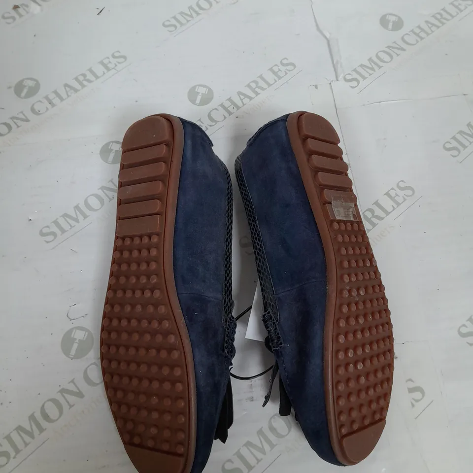 PAIR OF MODA IN PELLE ETHELIA NAVY SUEDE SHOES SIZE 7