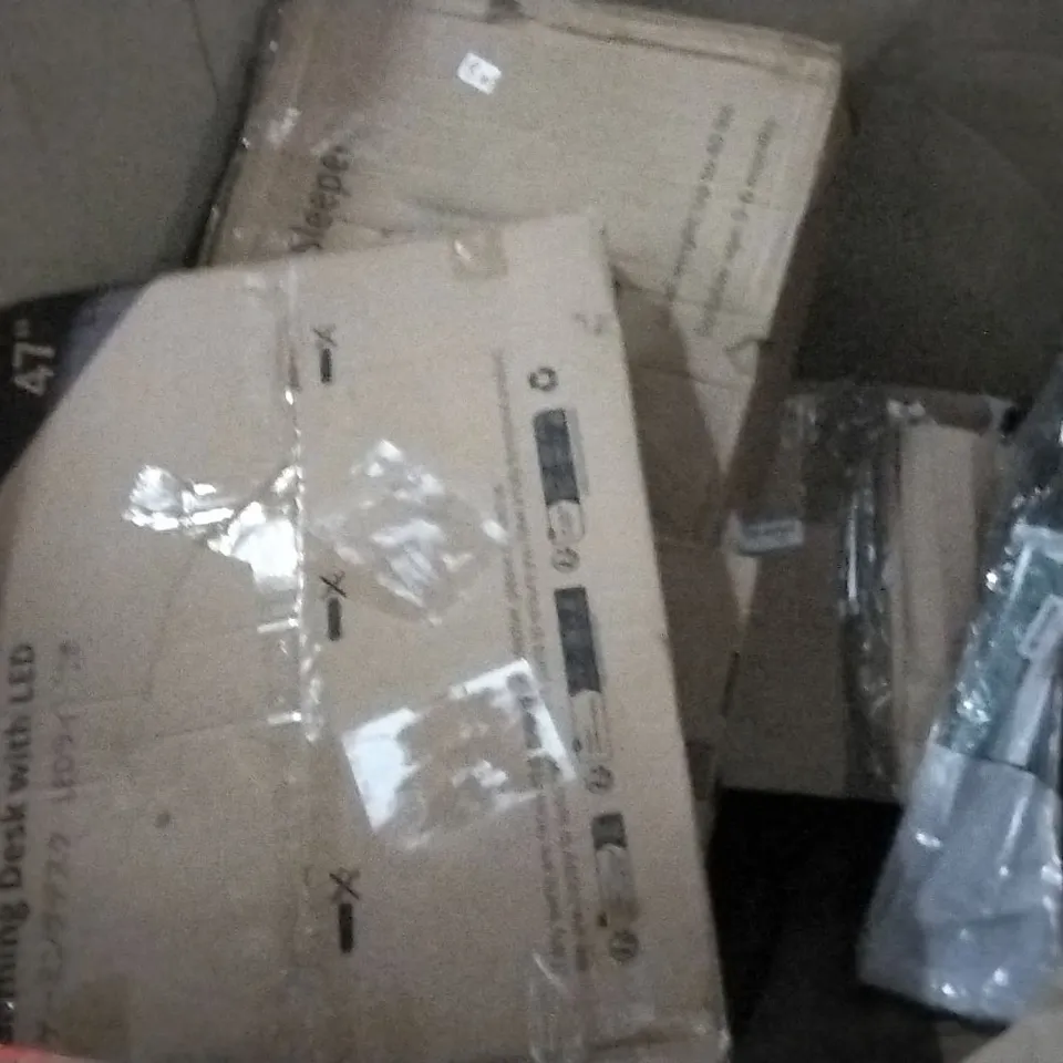 PALLET OF ASSORTED PRODUCTS TO INCLUDE; NINEACCY TELESCOPIC LADDERS, ALPHA CAMP CHAIR, LINGKY SOFA COVERS AND GAMING DESK