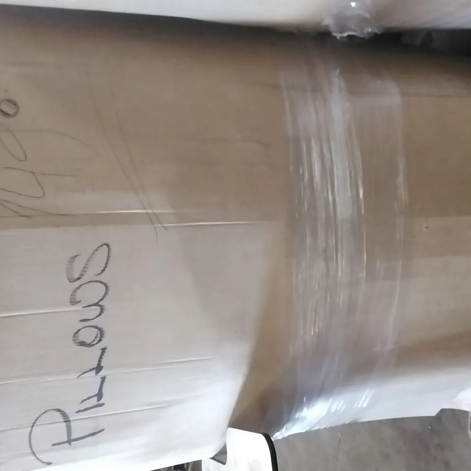 PALLET CONTAINING A LARGE QUANTITY OF PILLOWS