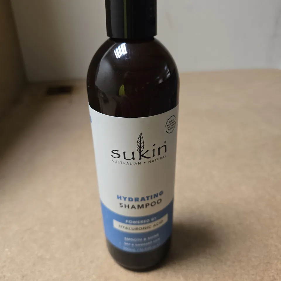 APPROXIMATELY 20 ASSORTED COSMETIC ITEMS INCLUDING JOSH WOOD HAIR COLOUR , COTTON TREE PETROLEUM JELLY AND SUKIN HYDRATING SHAMPOO
