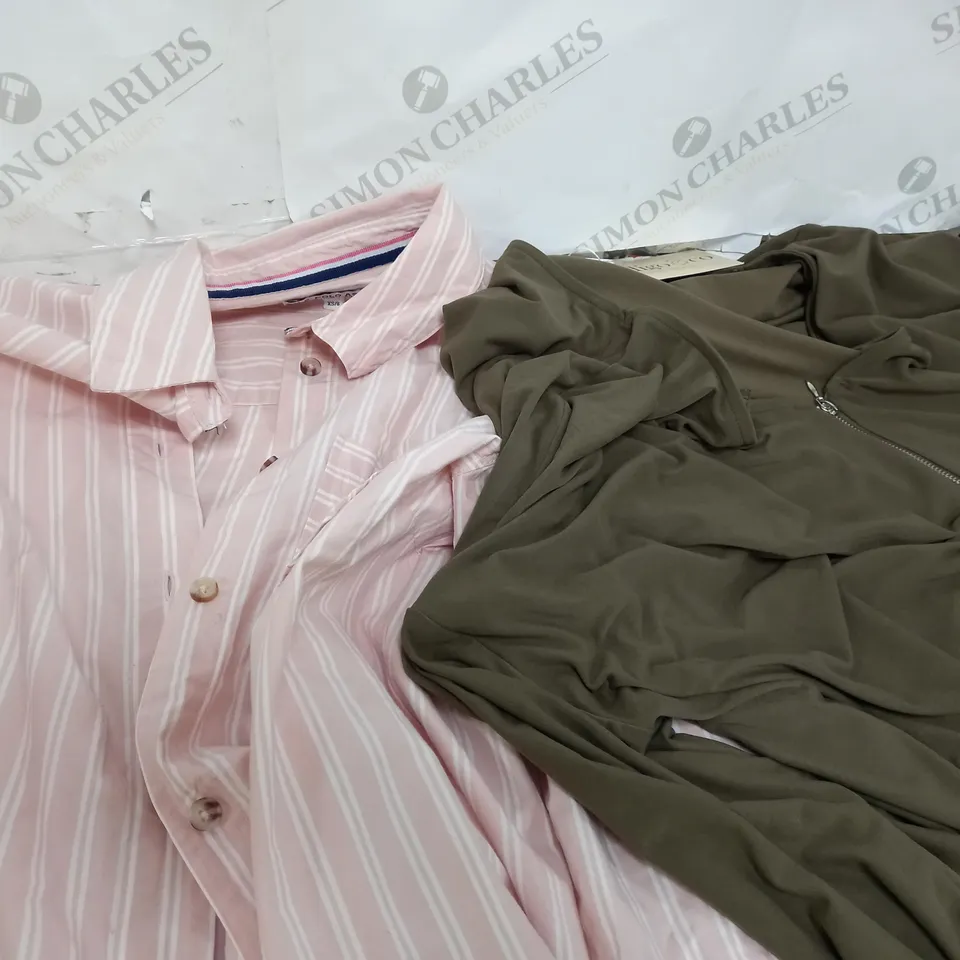 BOX OF APPROXIMATELY 10 CLOTHING ITEMS TO INCLUDE JEANS, TOPS, JUMPERS ETC