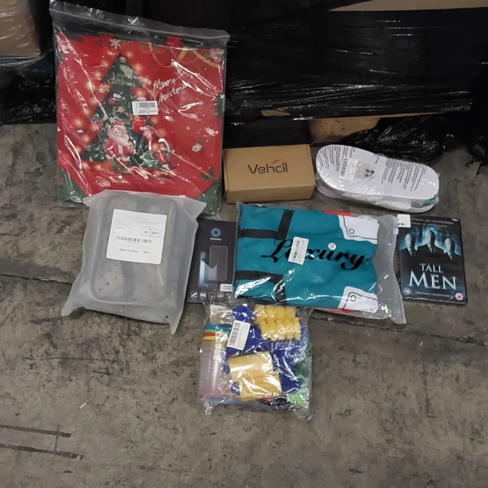 PALLET OF ASSORTED ITEMS INCLUDING: MAKEUP BAG, CHRISTMAS BAG, GLASS SCREEN PROTECTOR, CHILDREN'S ART KIT, SLIPPERS, CABINET DOOR HANDLES, DVD, GIRLS JUMPER