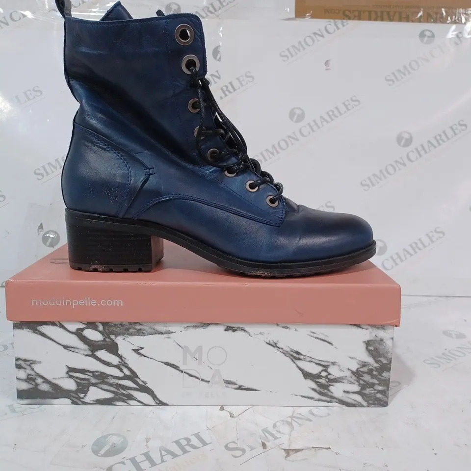 BOXED PAIR OF MODA IN PELLE BOOTS IN NAVY SIZE 8