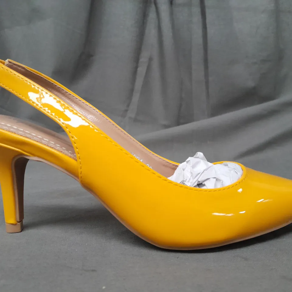 BOXED PAIR OF POINTED TOE HEELED SLINGBACK SANDALS IN YELLOW EU SIZE 36