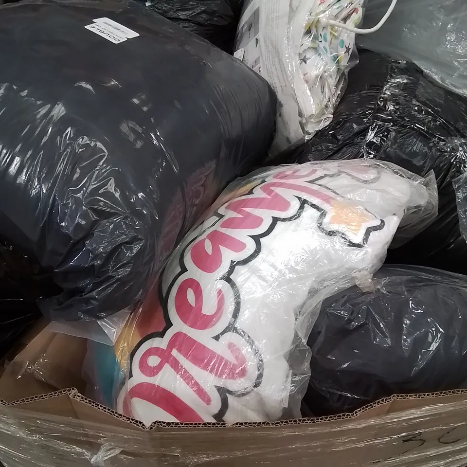 PALLET TO CONTAIN A LARGE QUANTITY OF PILLOWS