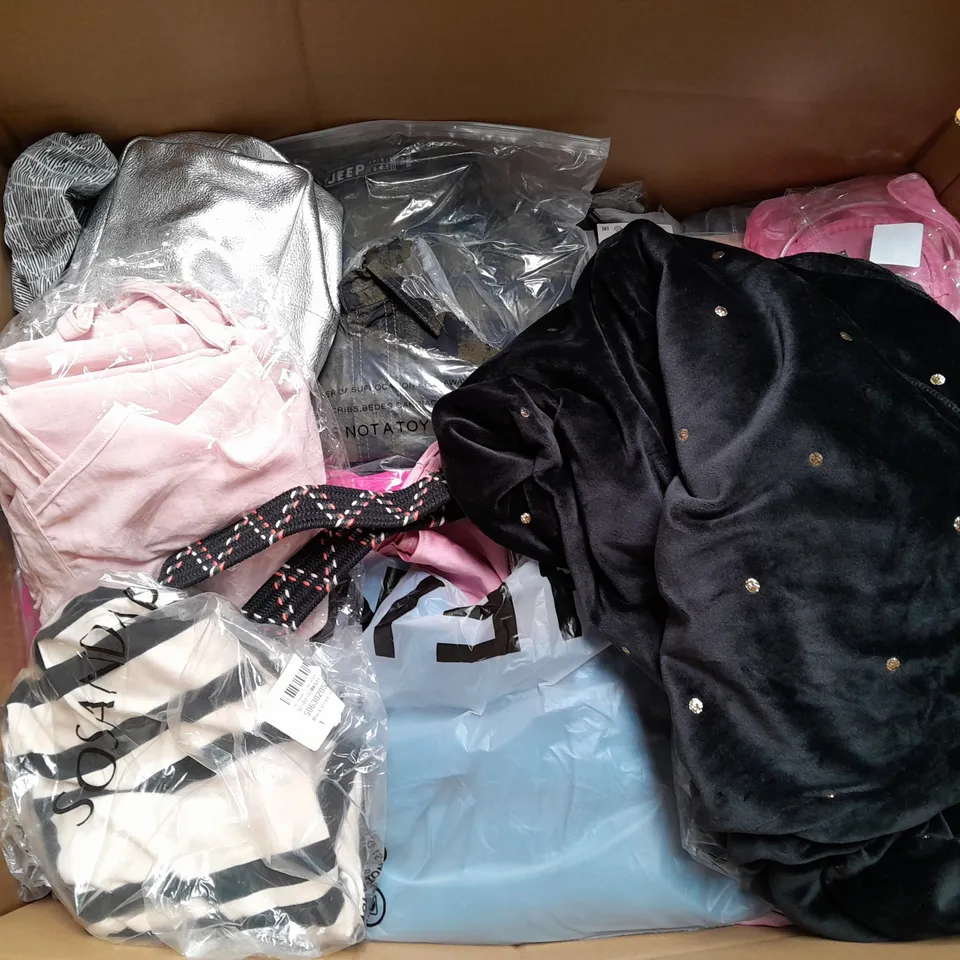 BOX OF APPROXIMATELY 25 ASSORTED CLOTHING ITEMS TO INCLUDE - JUMPERS, TOPS, DRESSES ETC 