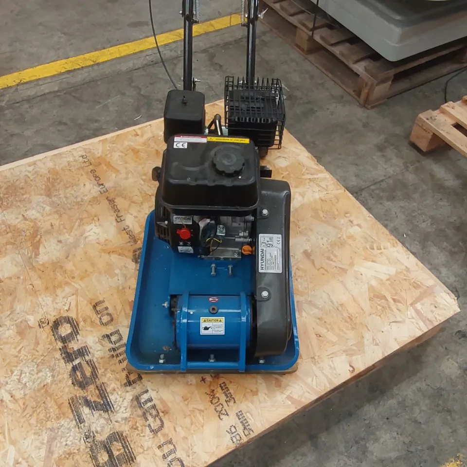 HYUNDAI HYCP9070 196CC PETROL COMPACTOR / WACKER PLATE