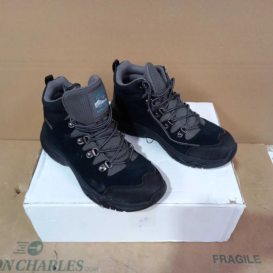 BOXED PAIR OF SKECHERS- SIZE 6.5