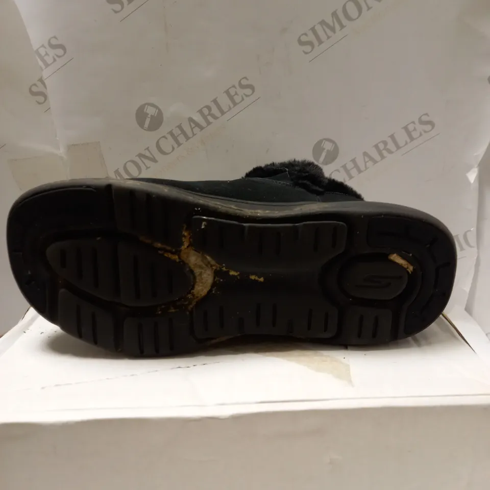 SKECHERS GO WALK ARCH FIT SUEDE CHUGGA BOOT BLACK - UK SIZE 5