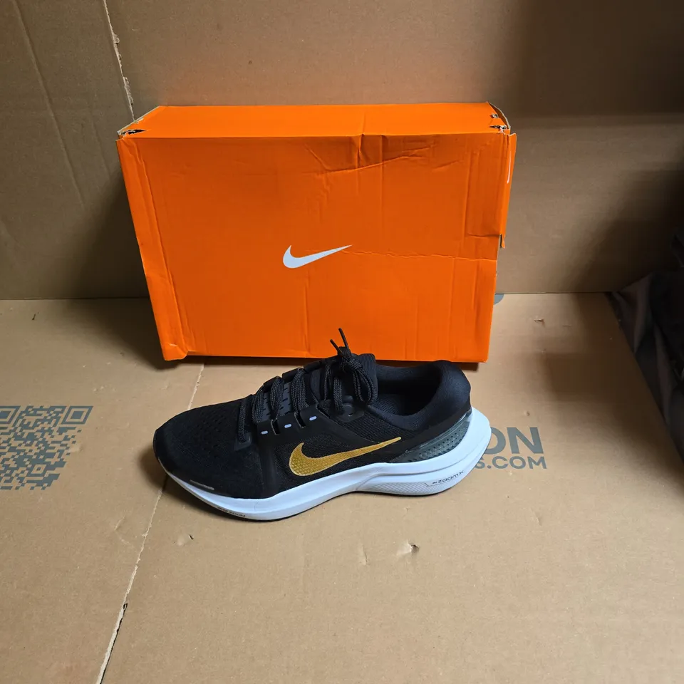 BOXED NIKE WOMEN'S AIR ZOOM VOMERO 16 RUNNING SHOES IN BLACK/METALLIC GOLD - UK SIZE 7 