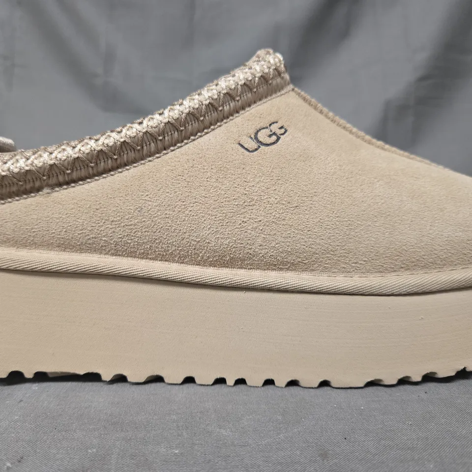 PAIR OF UGG SHOES IN SAND UK SIZE 6