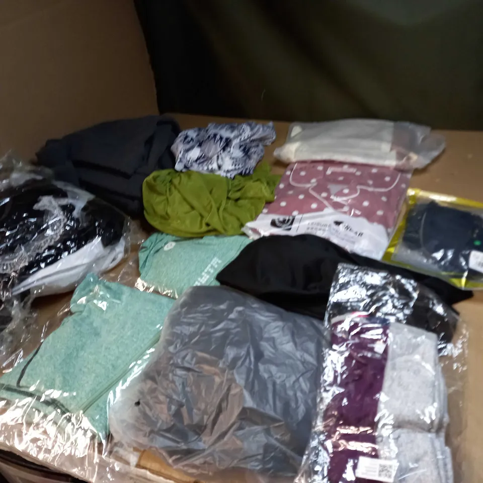 LOT OF APPROX 20 ASSORTED CLOTHING ITEMS TO INCLUDE JUMPERS, DRESSES AND T-SHIRTS
