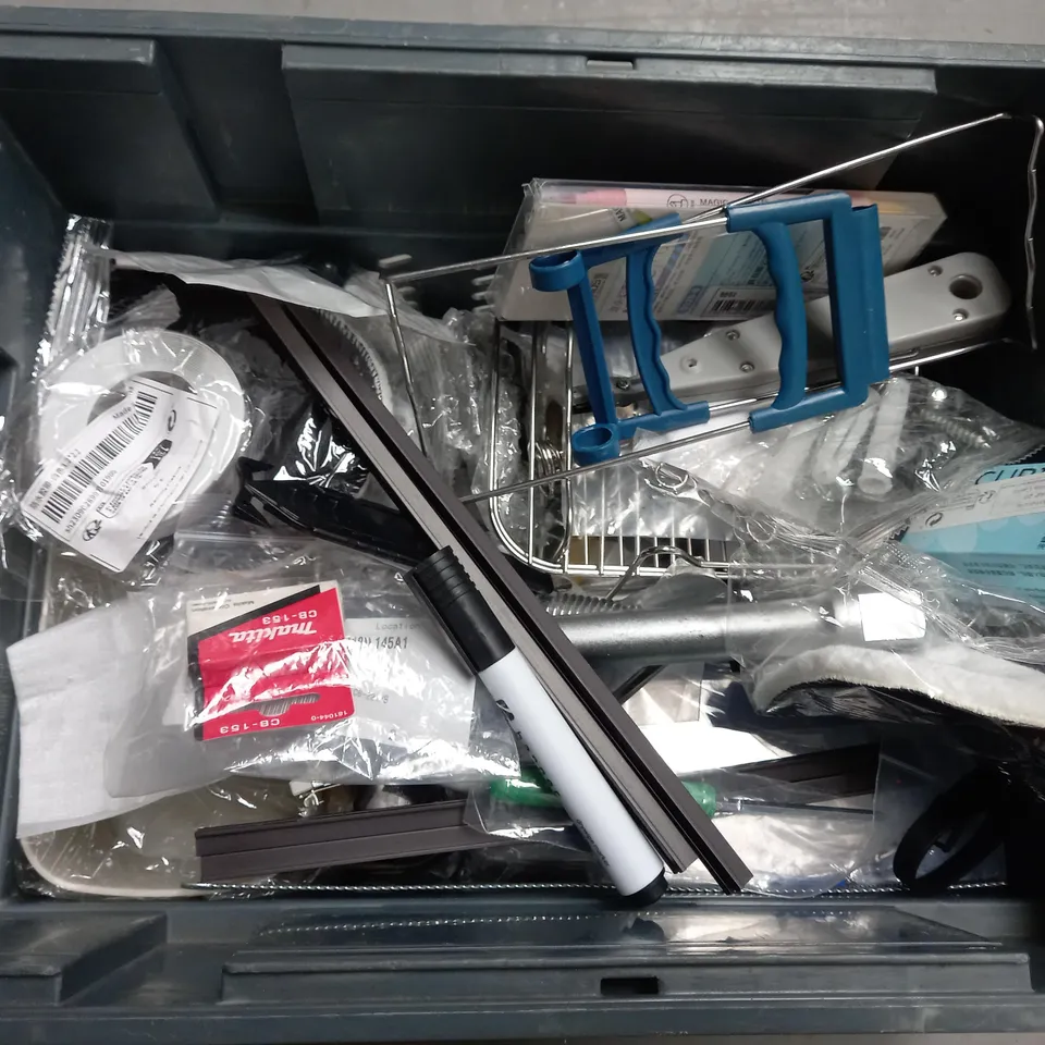 APPROXIMATELY 20 ASSORTED HOUSEHOLD ITEMS TO INCLUDE BRUSHES , SPANNERS AND ACCESSORIES 