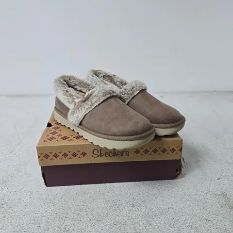 SKECHERS COZY UPS SLIPPERS – TAUPE SIZE 6
