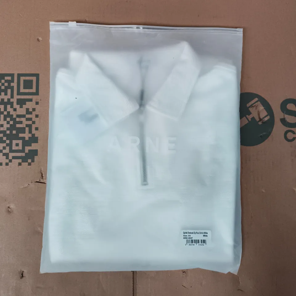 BAGGED ARNE QUINTA TEXTURED ZIP POLO SHIRT IN WHITE SIZE XS