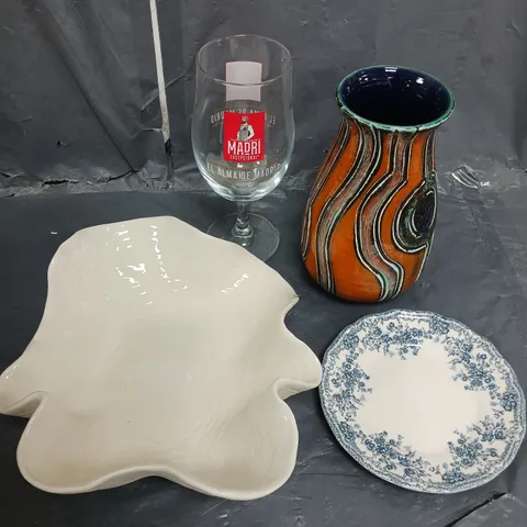 LOT OF 7 ASSORTED HOUSEHOLD ITEMS TO INCLUDE PLATES, BOWL AND VASE