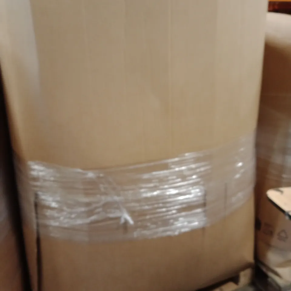 PALLET CONTAINING A LARGE QUANTITY OF PILLOWS