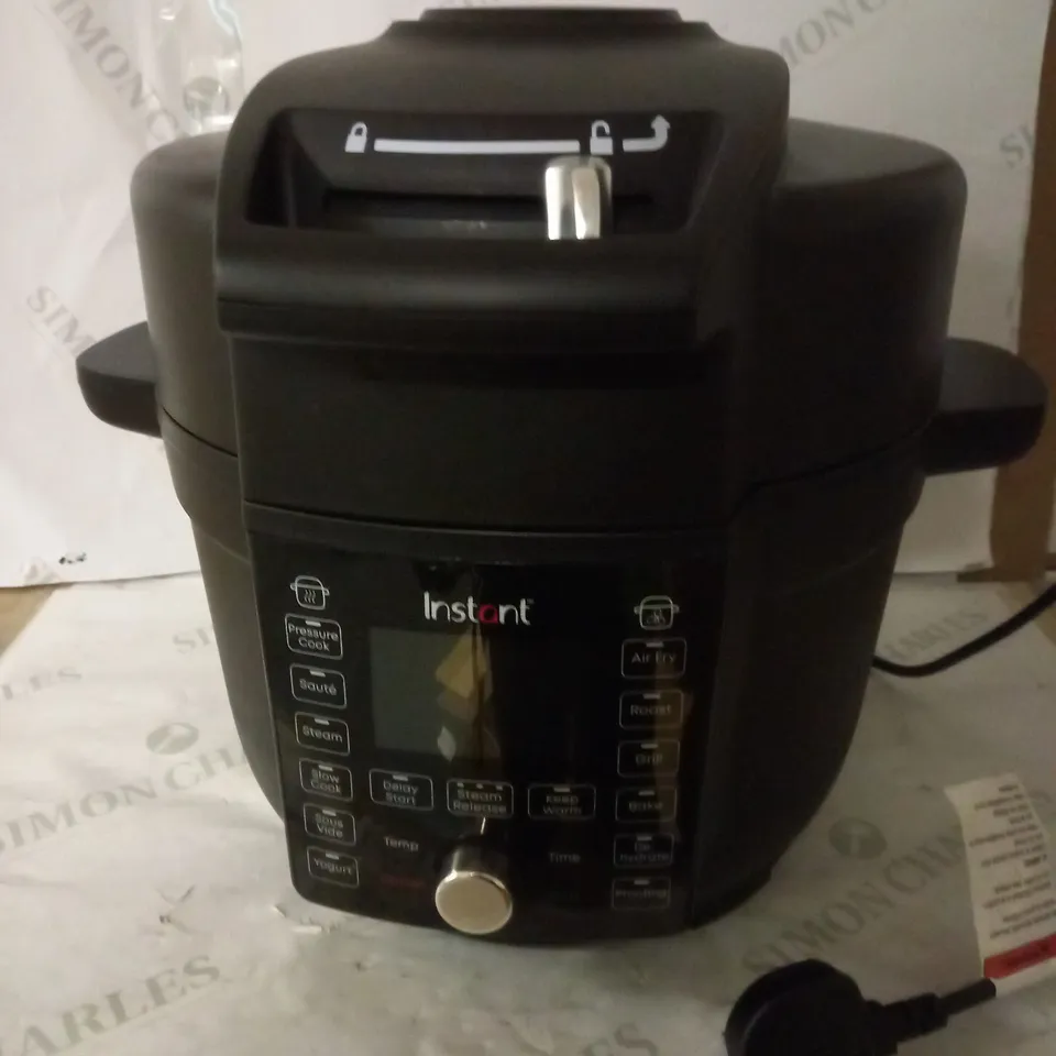 INSTANT POT DUO CRISP WITH ULTIMATE LID MULTI-COOKER AND AIR FRYER 