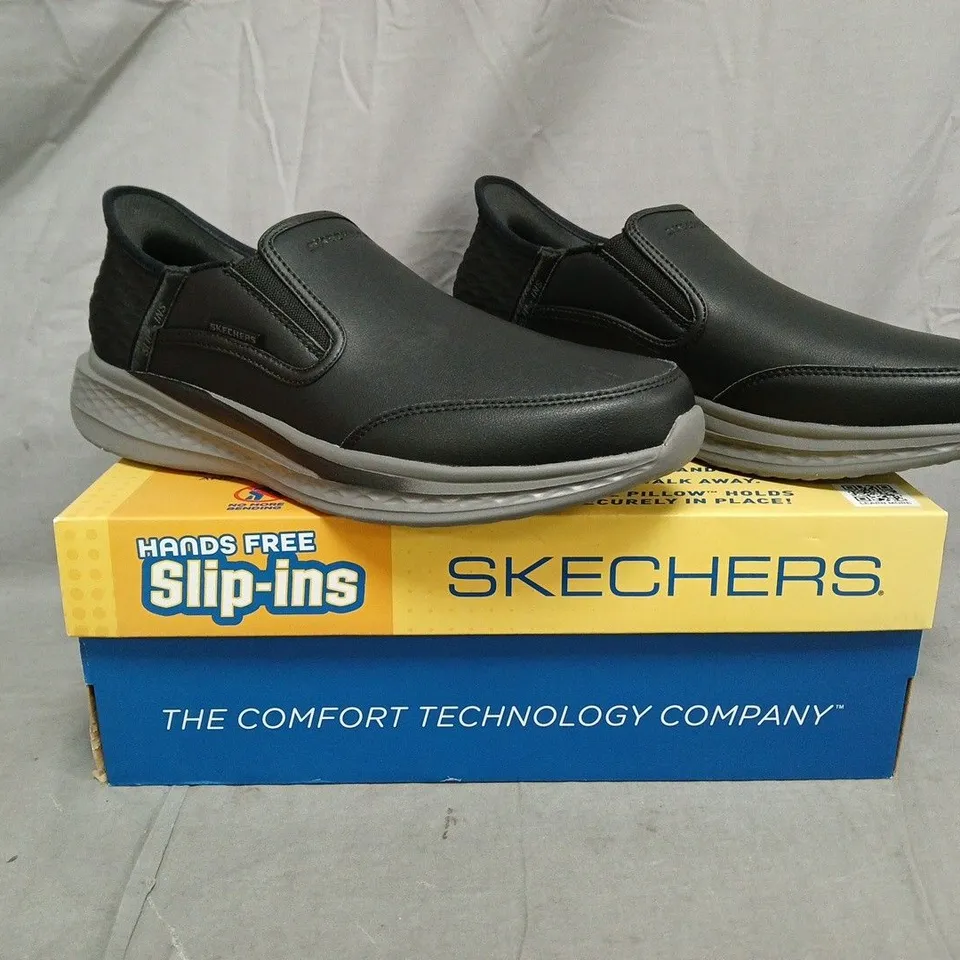 BOXED PAIR OF SKECHERS SLIP-INS LOAFERS IN BLACK SIZE 9