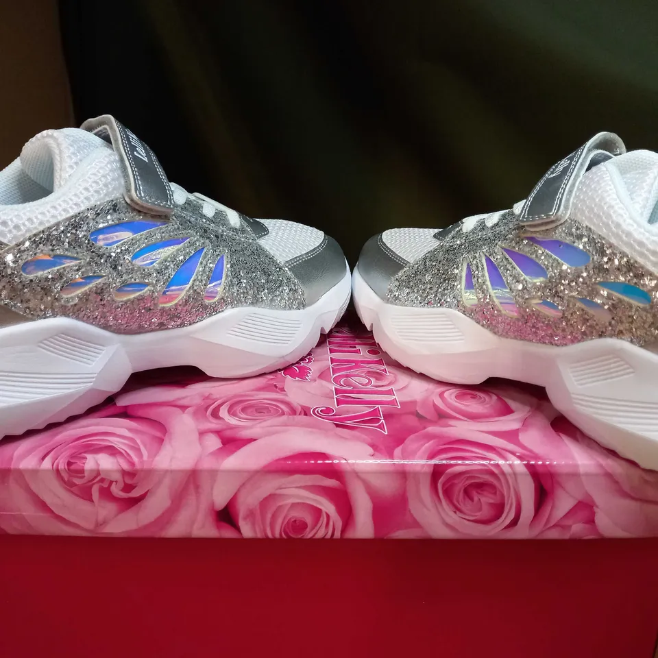 NEW/BOXED LELLIKELLY WHITE/SILVER GLITTER DETAILED TRAINERS - SIZE 3.5