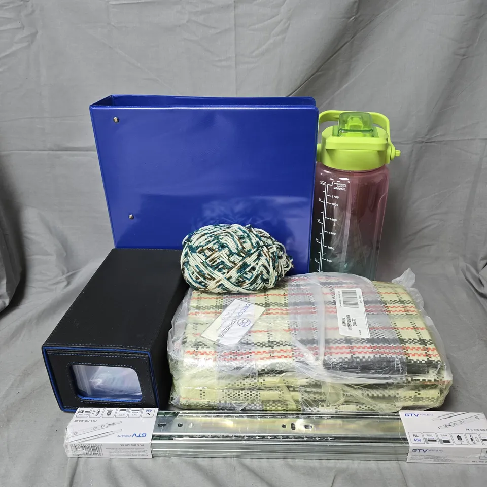 APPROXIMATELY 20 ASSORTED HOUSEHOLD ITEMS TO INCLUDE PLASTIC WATER BOTTLE, BINDER, LARGE LAUNDRY BAGS, ETC