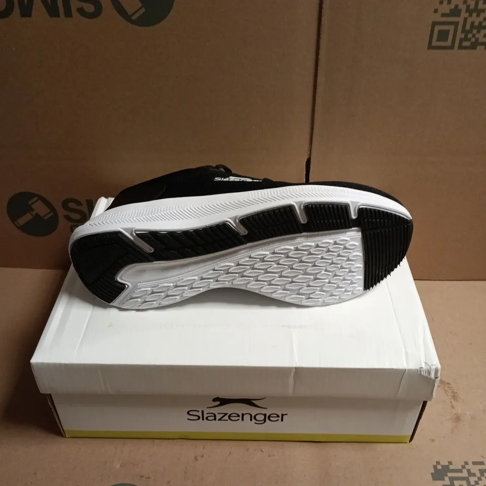 BOXED PAIR OF SLAZENGER ASSENT TRAINERS IN BLACK - 7