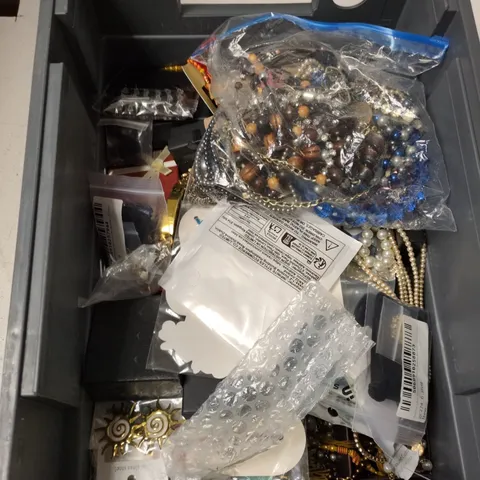 AN ASSORTMENT OF A LARGE AMOUNT OF JEWELLERY INCLUDING EARRINGS, NECKLACES ETC. 