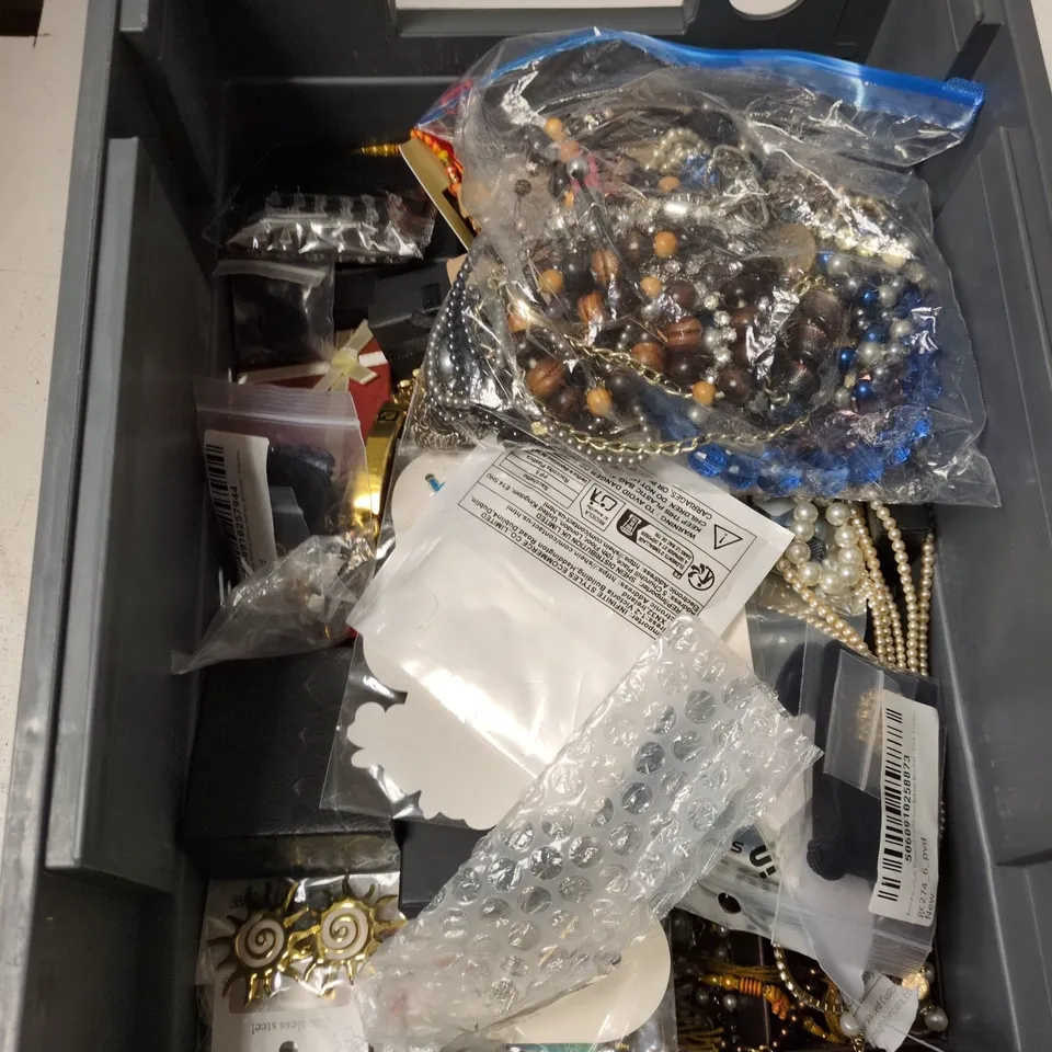 AN ASSORTMENT OF A LARGE AMOUNT OF JEWELLERY INCLUDING EARRINGS, NECKLACES ETC. 