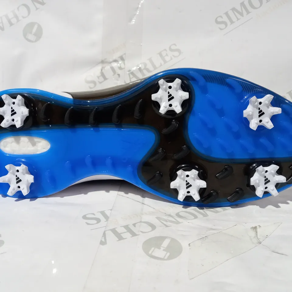 BOXED PAIR OF DESIGNER SPORTS TRAINERS IN THE STYLE OF ADIDAS IN WHITE/BLACK/BLUE UK SIZE 8.5