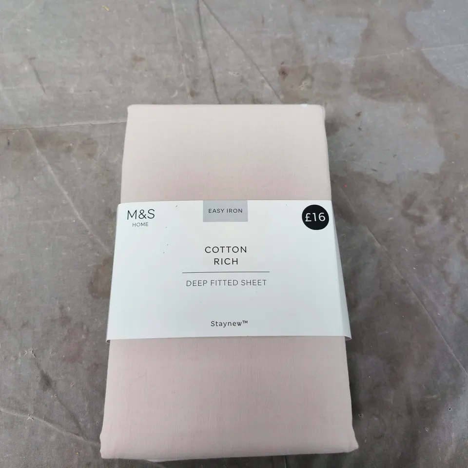 CAGE OF APPROXIMATELY 30 ASSORTED ITEMS TO INCLUDE: M&S SUPERKING FITTED SHEET 