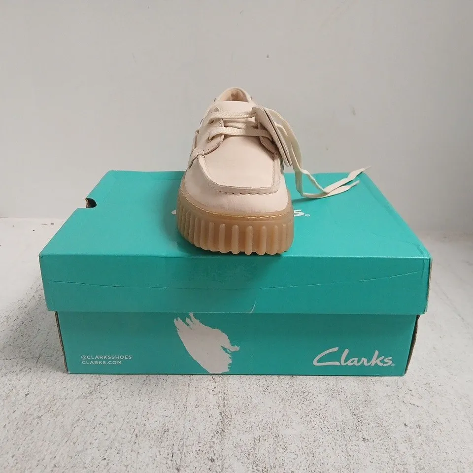 BOXED PAIR OF CLARKS TORHILL BOAT SHOES IN CREAM SIZE UK 5