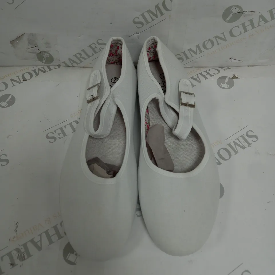 APPROXIMATELY 12 ZONE FLATS IN WHITE TO INCLUDE SIZES 5, 7